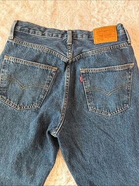 Levi’s women’s dark blue 501 90s 27x30